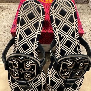 Tory Burch Metal Miller. Navy/New Ivory. 7.5. Leather.